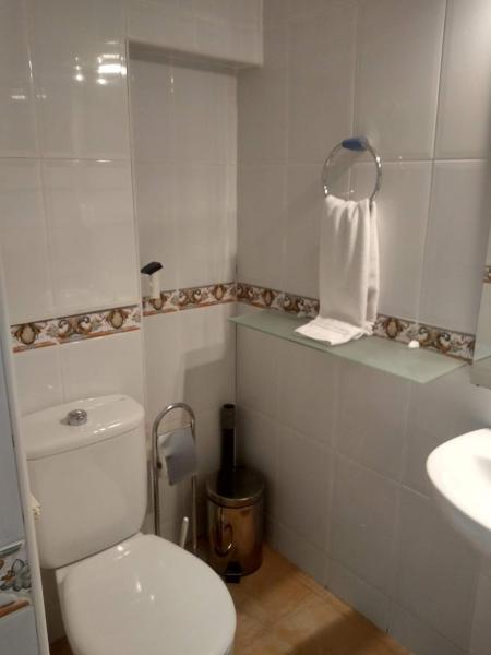 Baño blanco con aseo y lavamanos en Skol 923A by Completely Marbella, en Marbella