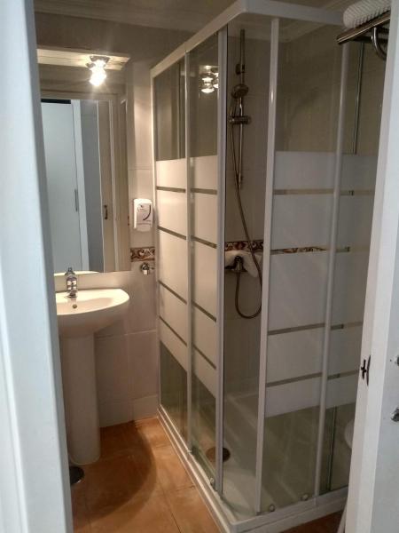 y baño con ducha y lavamanos. en Skol 923A by Completely Marbella, en Marbella
