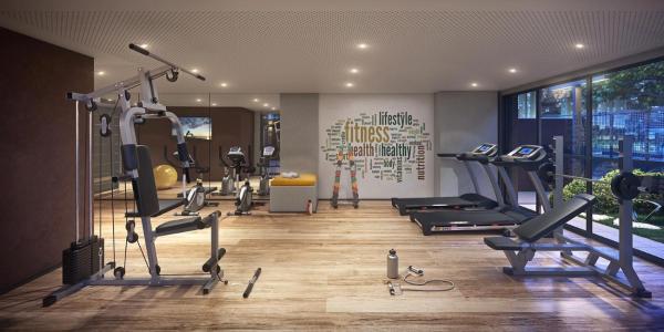 un gimnasio con cintas de correr y elípticas en una habitación en 85 New studio w balcony, fast wifi and movie screen!, en São Paulo