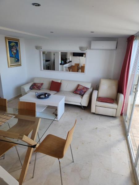 sala de estar con sofá y mesa en Skol 510A by Completely Marbella, en Marbella