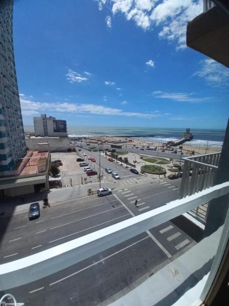 desde el balcón de un aparcamiento y el océano en Hotel King's en Mar del Plata