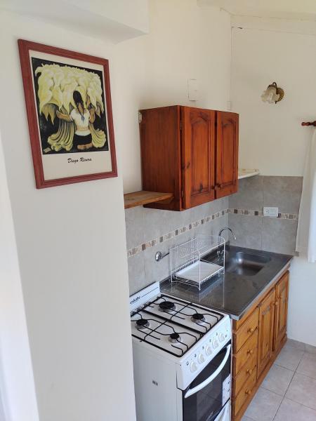 una cocina con fogones y fregadero en Veranogesell 7 de Villa Gesell