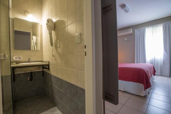 baño con lavabo y 1 cama en una habitación en Boutique Apartments Plaza Dorrego en Buenos Aires