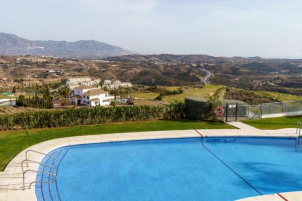 una gran piscina con vistas a una casa en Los Cortijos - Golf & Sea - CT 130, en Málaga