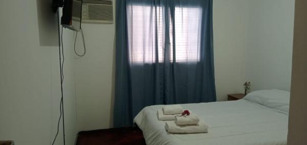 1 dormitorio con 1 cama con toallas en Departamento Altos Plaza Independencia Ubicadisimo!! en Mendoza