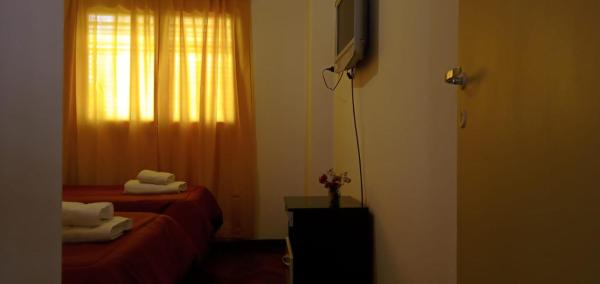 Habitación de hotel con 2 camas y TV en Departamento Altos Plaza Independencia Ubicadisimo!! en Mendoza