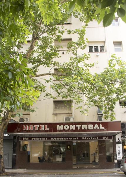 un letrero monreal del hotel frente a un edificio en Hotel Montreal en Mar del Plata
