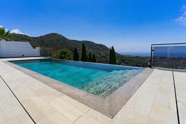 una piscina en la parte superior de una casa en Luxury unique Villa en privado pool and sea view, en Málaga