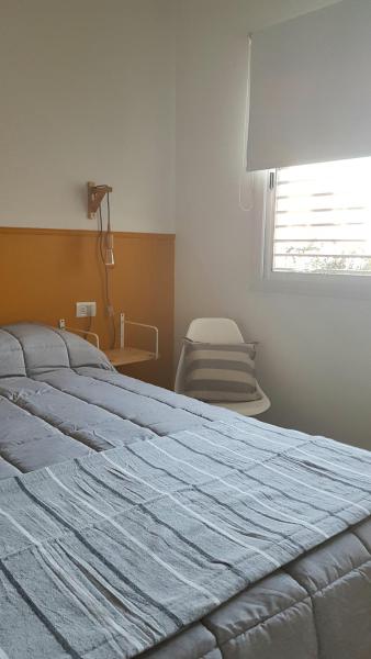 1 cama grande en un dormitorio con ventana en EXCLUSIVO DPTO con cochera en Mendoza