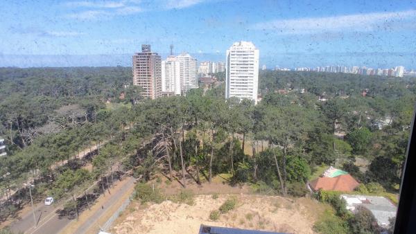 una vista aérea de una ciudad con edificios altos en Ocean Drive Country, en Punta del Este