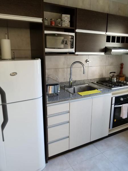 cocina con refrigerador blanca y fregadero en Hermoso departamento 2 ambientes con balcón! Drury en San Martín de los Andes