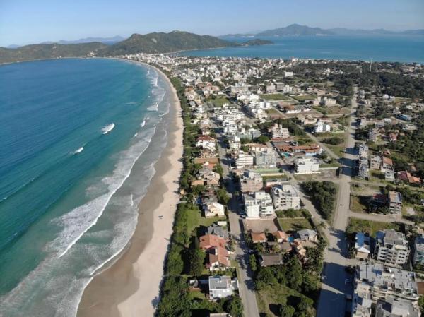 una vista aérea de una playa con casas en Lindo apartamento na praia de Mariscal Pé na areia, en Bombinhas