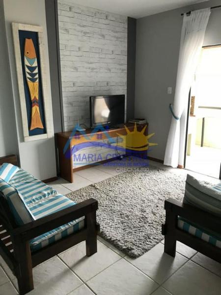 sala de estar con cama y alfombra en Lindo apartamento na praia de Mariscal Pé na areia, en Bombinhas
