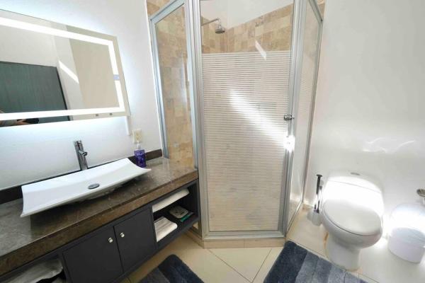 y baño con ducha, aseo y lavamanos.  en Not for rent, en Cancún