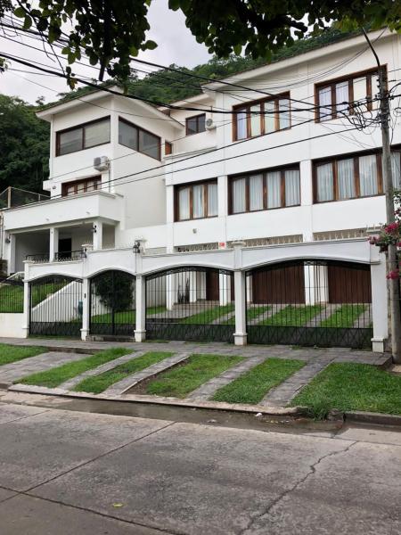 un edificio blanco con una valla delante en Departamento zona residencial CON PILETA en Salta