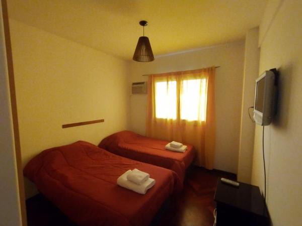 Dos camas en una habitación de hotel con toallas. en Departamento Altos Plaza Independencia Ubicadisimo!! en Mendoza