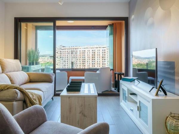 sala de estar con sofá y mesa en Apartment, Malaga, en Málaga