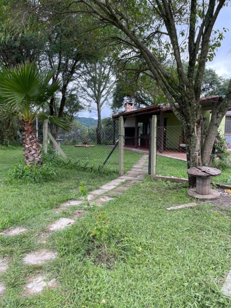 un jardín con un árbol y una casa en LA MATILDA, una casa al aire libre y paisajes en San Salvador de Jujuy