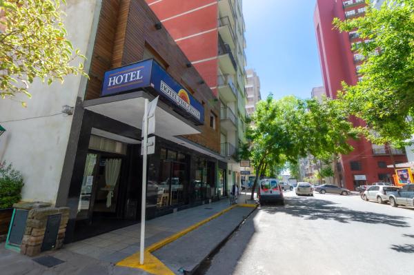 una señal de hotel en un lado de una calle de la ciudad en Hotel Vial Center en Mar del Plata