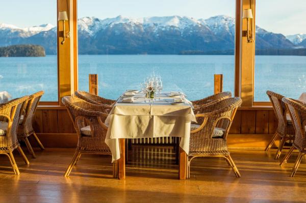 Una mesa en una habitación con vistas al agua en Correntoso Lake & River Hotel, en Villa La Angostura