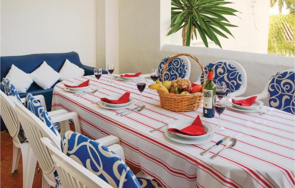 una mesa con un bol de fruta y una cesta de fruta en Stunning apartment in Marbella with 3 Bedrooms, WiFi and Outdoor swimming pool, en Marbella