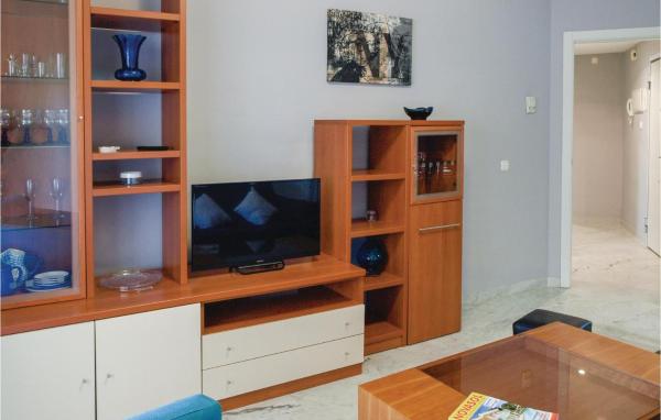 una sala de estar con un centro de entretenimiento con TV en Stunning apartment in Marbella with 3 Bedrooms, WiFi and Outdoor swimming pool, en Marbella