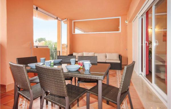 comedor con mesa y sillas en Awesome Home In Marbella With Wifi, Outdoor Swimming Pool And Swimming Pool, en Marbella