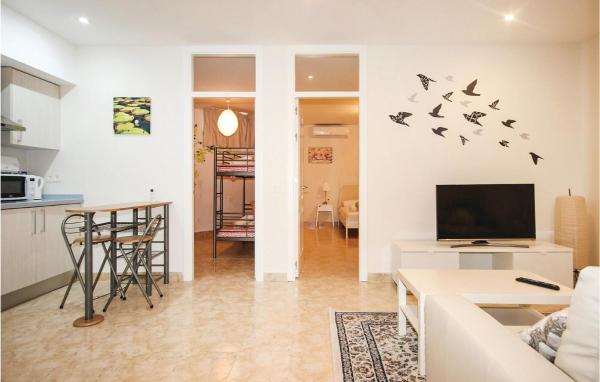 una sala de estar con aves en la pared en Awesome Home In Marbella With Wifi, Outdoor Swimming Pool And Swimming Pool, en Marbella