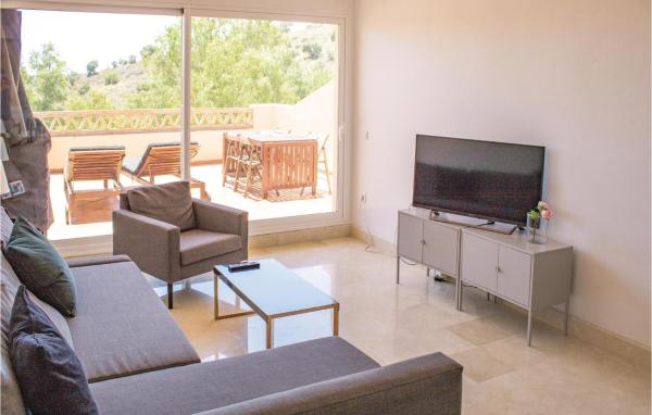 sala de estar con sofá y TV de pantalla plana en Stunning Apartment In Marbella With Wifi, Outdoor Swimming Pool And Swimming Pool, en Marbella