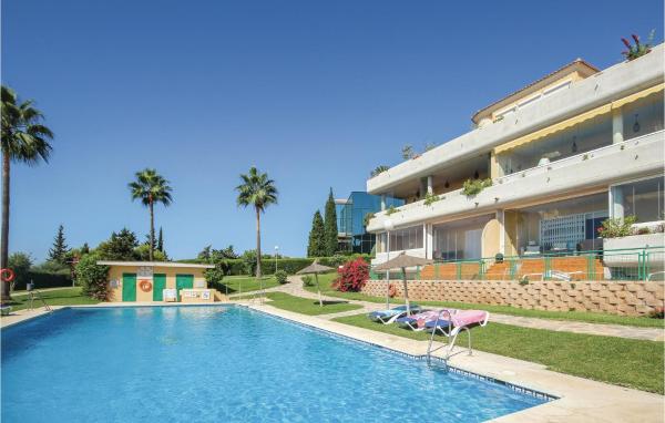 una gran piscina frente a un edificio en Stunning Apartment In Marbella With 2 Bedrooms, Wifi And Outdoor Swimming Pool, en Marbella
