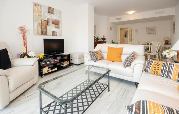 sala de estar con sofás blancos y TV en Stunning Apartment In Marbella With 2 Bedrooms, Wifi And Outdoor Swimming Pool, en Marbella
