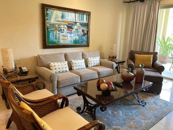 sala de estar con sofá y mesa en Beachfront Resort Living at Villa La Estancia, en Cabo San Lucas