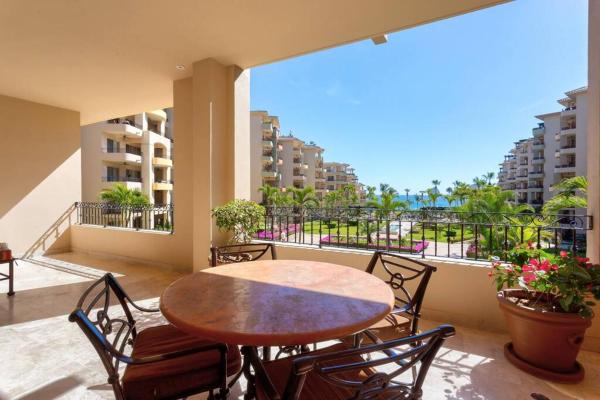 patio con mesa y sillas en el balcón en Beachfront Resort Living at Villa La Estancia, en Cabo San Lucas