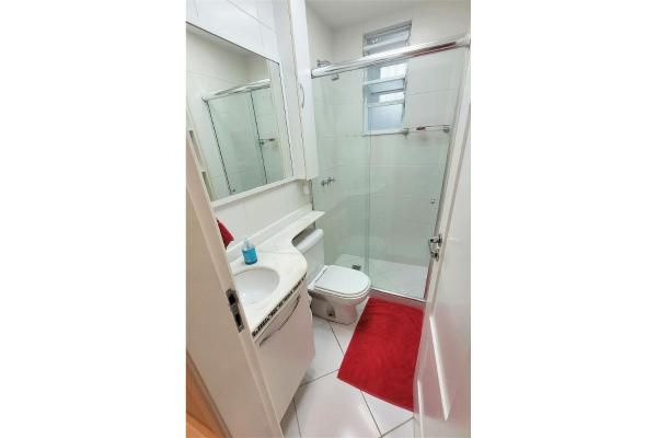 y baño con aseo y ducha acristalada. en Ótimo quarto e sala em área nobre do Leblon, en Río de Janeiro