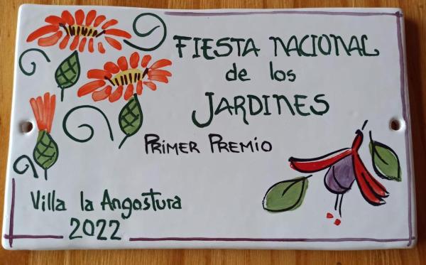 Una señal para un festival con flores. en Cabañas Naxara, en Villa La Angostura
