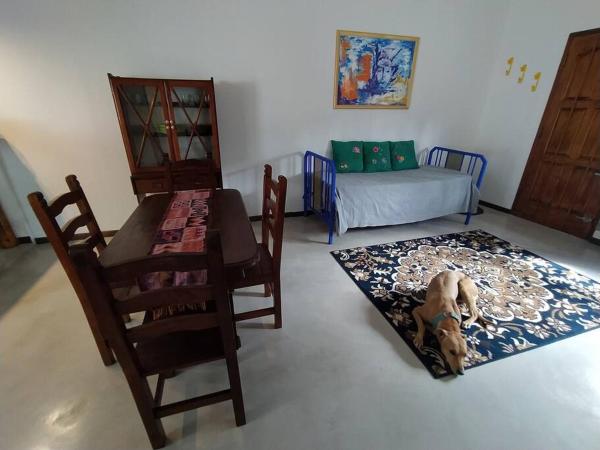 un perro tirado en una alfombra en una sala de estar en Casa Limón en Chascomús