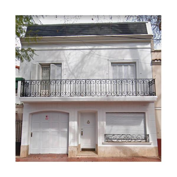 Casa blanca con balcón y garaje en La Rufina B&B en Mendoza