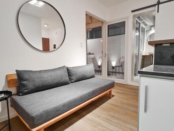 sala de estar con sofá y espejo en G&G Apartments - Palermo Soho Experience en Buenos Aires