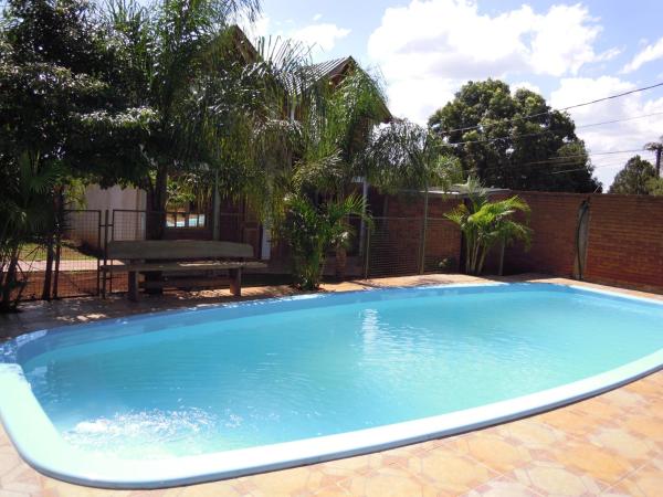 una gran piscina azul en un patio en Cedros en Puerto Iguazú