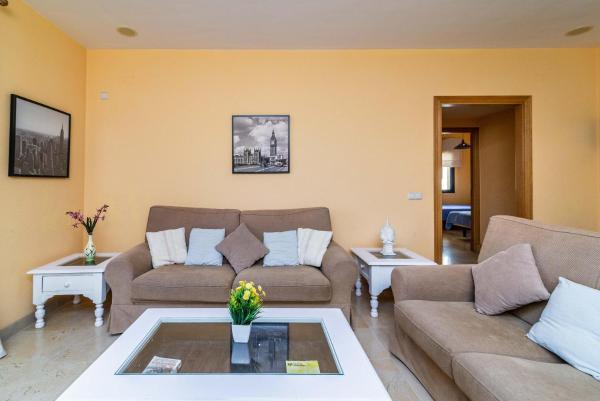 Sala de estar con 2 sofás y mesa de centro en Spacious apartment in Marbella, en Marbella