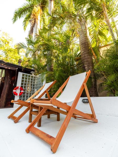 un sillón de madera sentado en la parte superior de un techo en Palma Real Posada en Puerto Iguazú