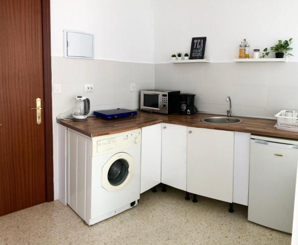 cocina con lavadora y microondas en Loft con acceso a piscina, en Málaga