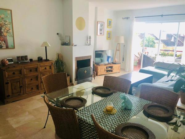 Zona de comedor en el apartamento
