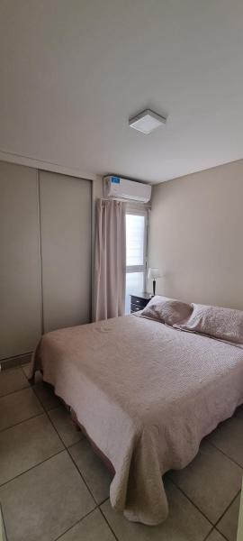 1 dormitorio con cama y ventana en Departamento Nuevo Planta Baja en Mendoza