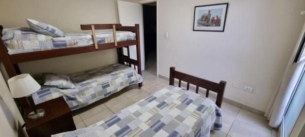 Habitación con 2 literas en una habitación en Departamento Nuevo Planta Baja en Mendoza