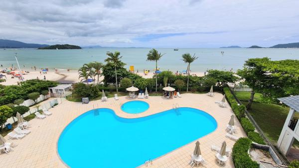 an overhead view of a swimming pool at a beach at Costa Blanca Standard - Beira Mar in Florianópolis