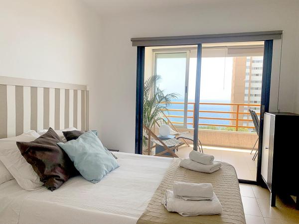 1 dormitorio con 1 cama y vistas al océano en Provima B, en Benidorm