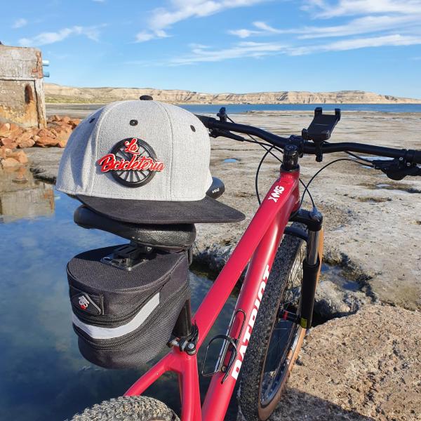 Una bicicleta roja con un sombrero encima. en Vida, hotel de playa en Puerto Madryn