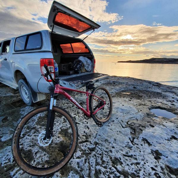 una bicicleta estacionada junto a un camión con la puerta trasera abierta en Vida, hotel de playa en Puerto Madryn