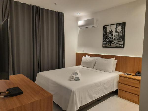Habitación de hotel con cama blanca y mesa en Hotel Be Loft Lounge, en Río de Janeiro